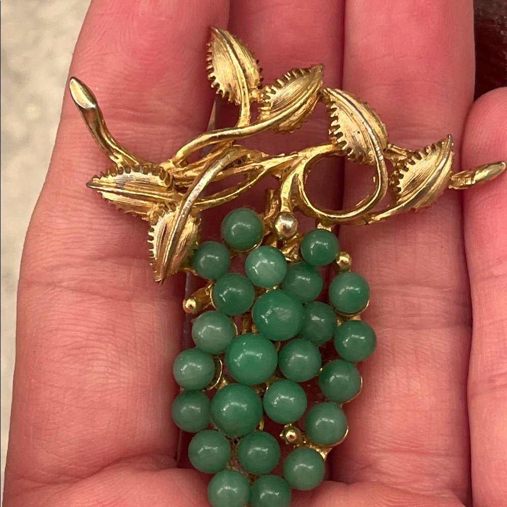 Green stone Grapes Cluster Brooch - Picture 3 of 8